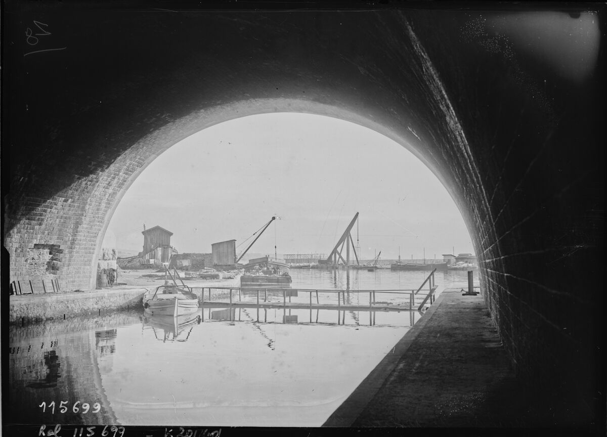 Canal de Marseille au Rhône, vue prise sous le tunnel : [photographie de presse] / [Agence Rol]