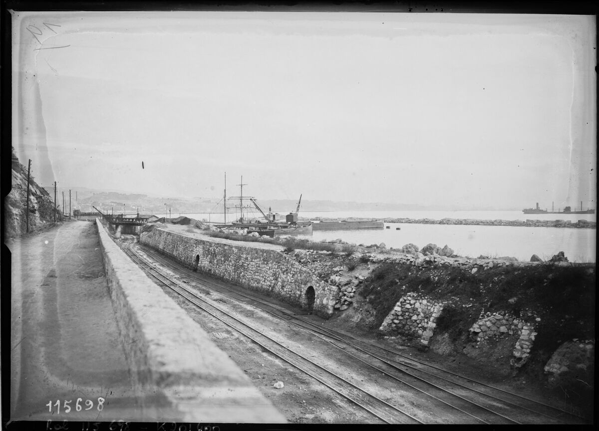 18/1/27, vue de l'Estaque à la sortie du tunnel du canal de Marseille au Rhône : [photographie de presse] / [Agence Rol]