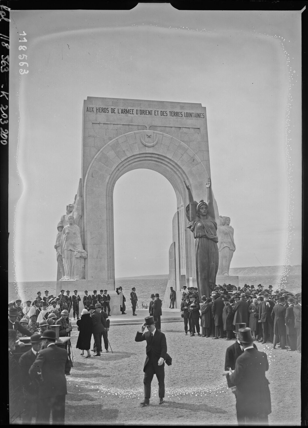 24/4/27, Marseille, M. Doumergue inaugure le monument aux morts [de l'armée] d'Orient [et des terres lointaines] : [photographie de presse] / [Agence Rol]