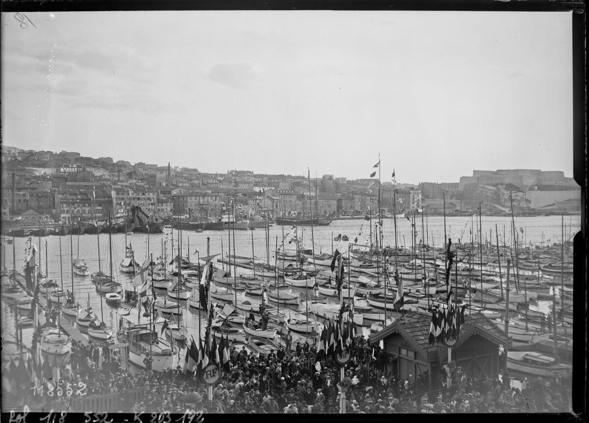 Marseille, 24/4/27 [le Vieux-Port et ses bateaux avec la foule lors de la visite présidentielle] : [photographie de presse] / [Agence Rol]
