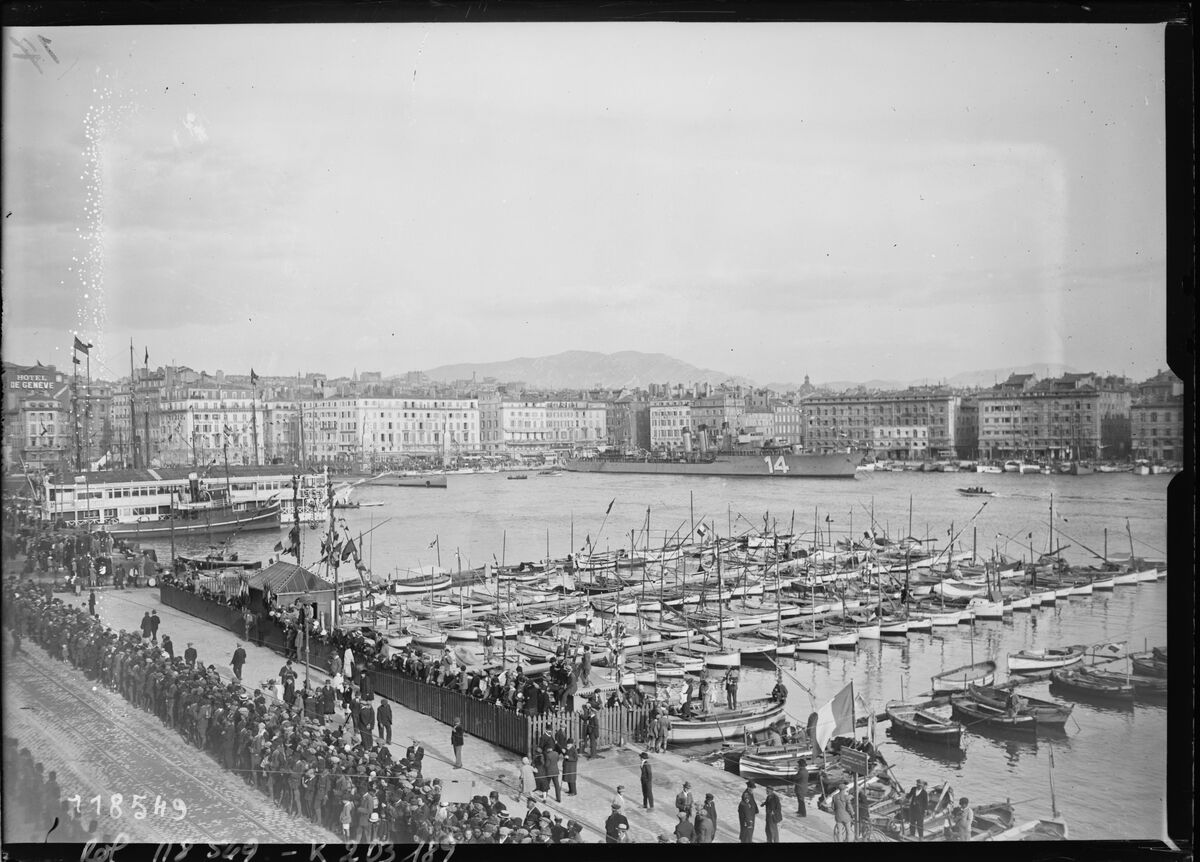 Marseille, 24/4/27 [le Vieux-Port et ses bateaux, et la foule lors de la visite présidentielle] : [photographie de presse] / [Agence Rol]