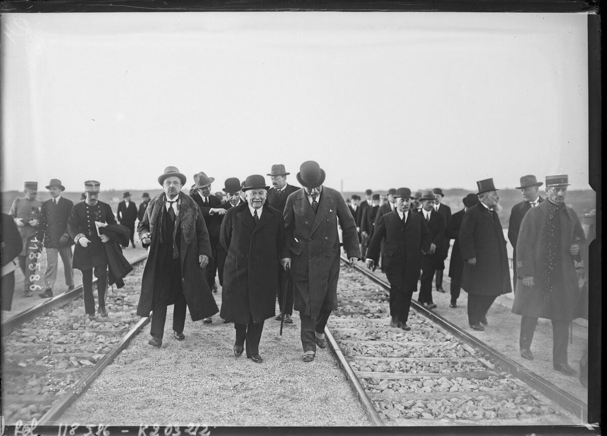 [25/4/27,] M. Doumergue sur le viaduc du canal à Caronte [Martigues, Bouches-du-Rhône] : [photographie de presse] / [Agence Rol]