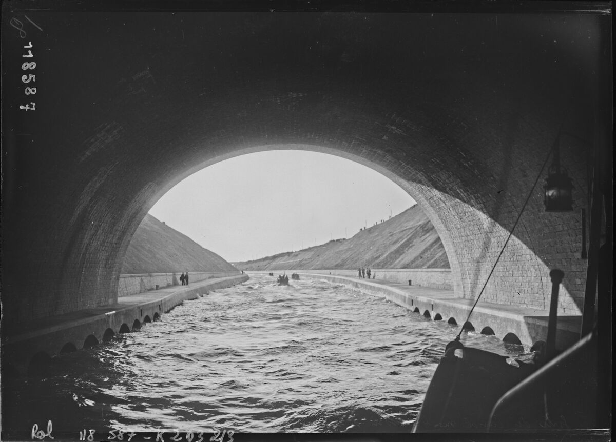 Sortie du canal sur le bassin de Marignane [bout du tunnel du Rove, 25 avril 1927] : [photographie de presse] / [Agence Rol]