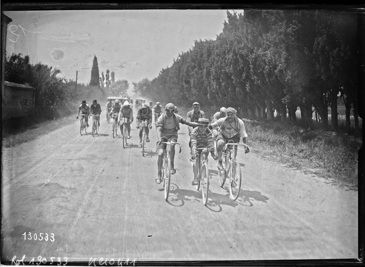 30/6/28, [Tour de France] Perpignan-Marseille, un peloton dans La Crau : [photographie de presse] / [Agence Rol]