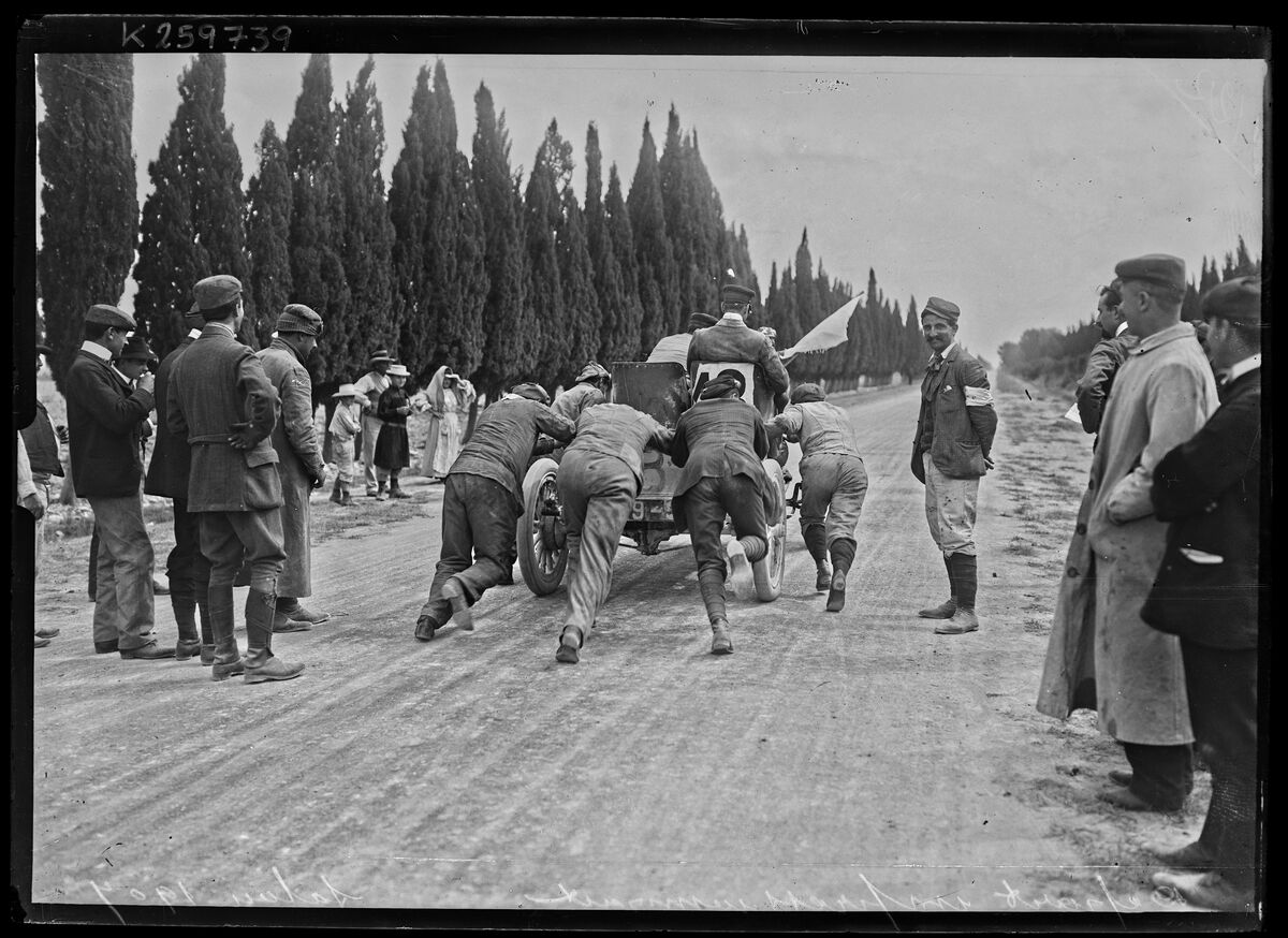 Départ impressionnant, Salon[-de-Provence, 12 septembre] 1907 : [photographie de presse] / [Agence Rol]