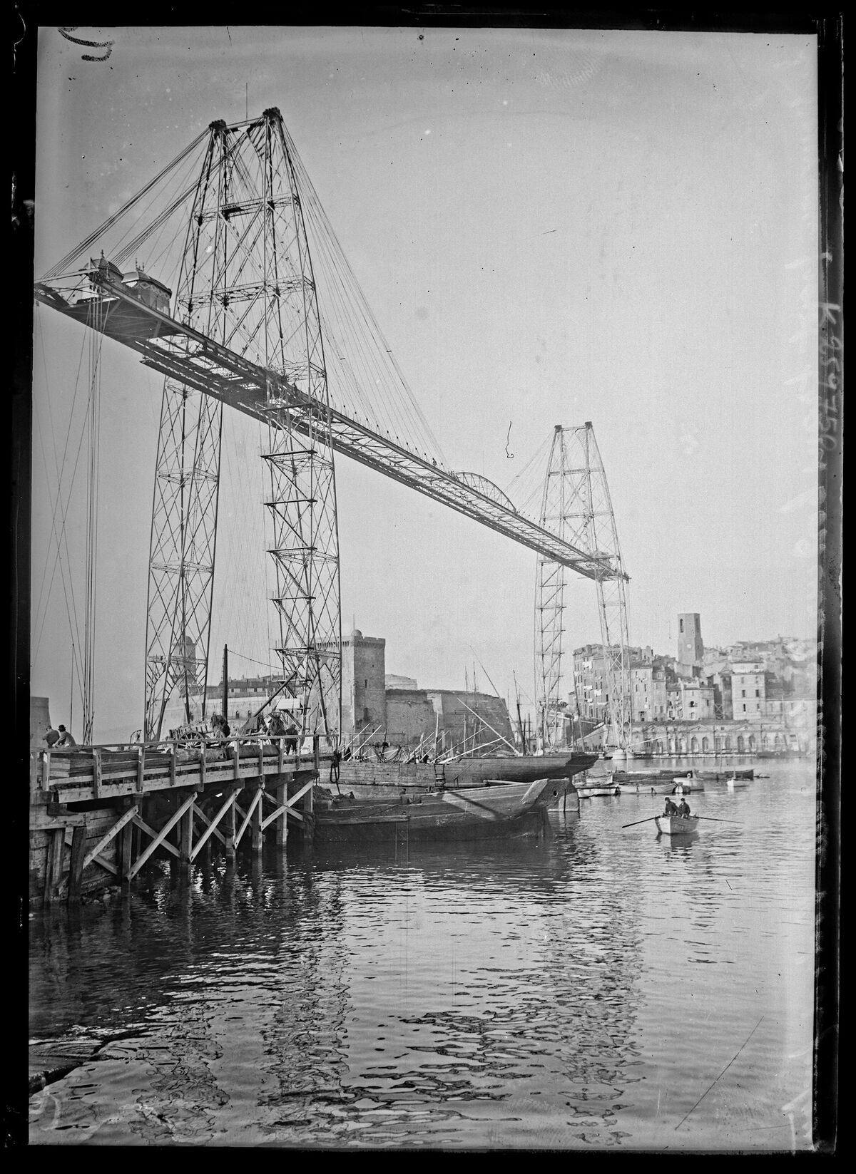 La nouveau pont transbordeur de Marseille, mât de portage [?] : [photographie de presse] / [Agence Rol]
