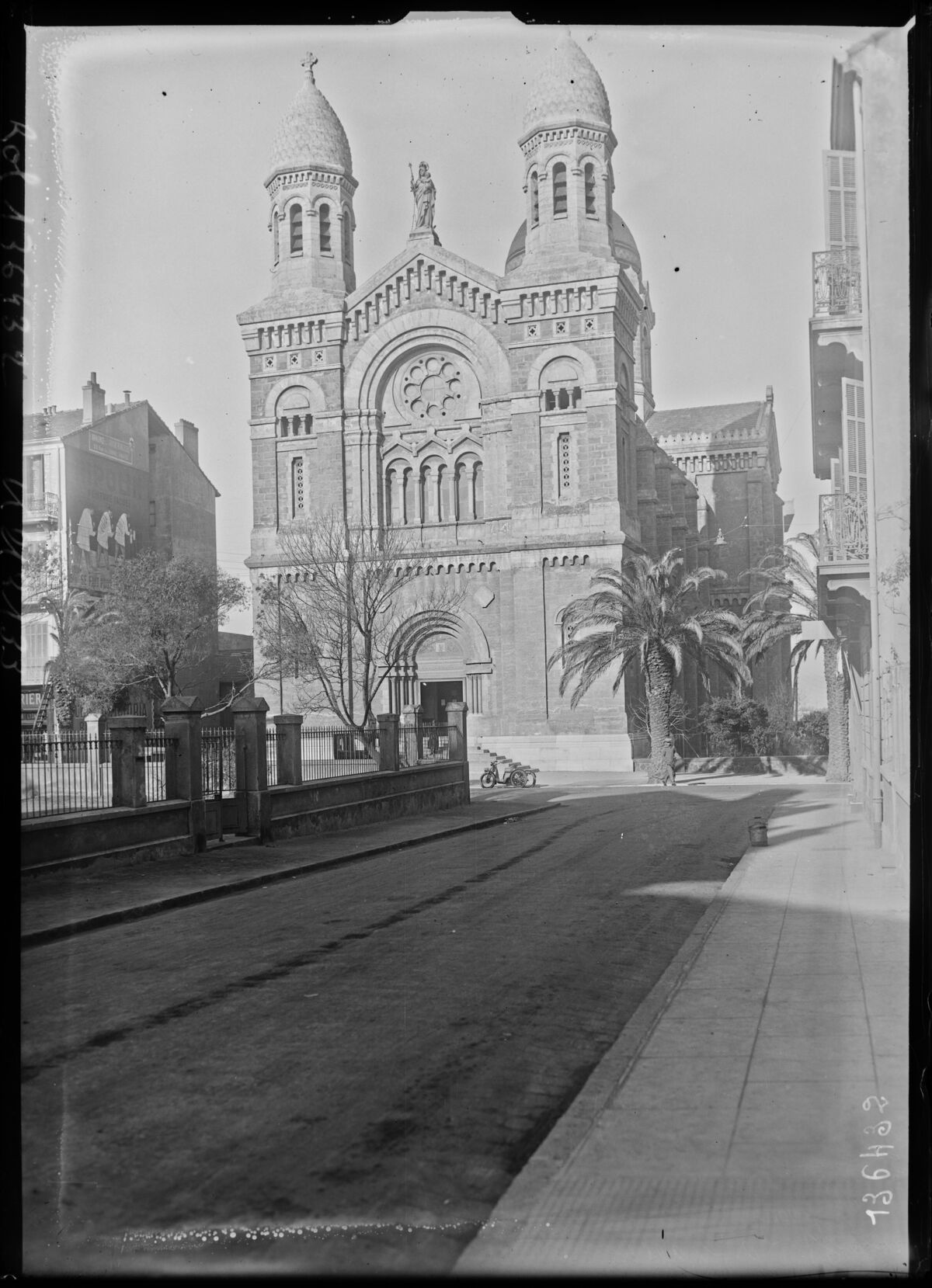Saint-Raphaël [basilique Notre-Dame de la Victoire] : [photographie de presse] / [Agence Rol]