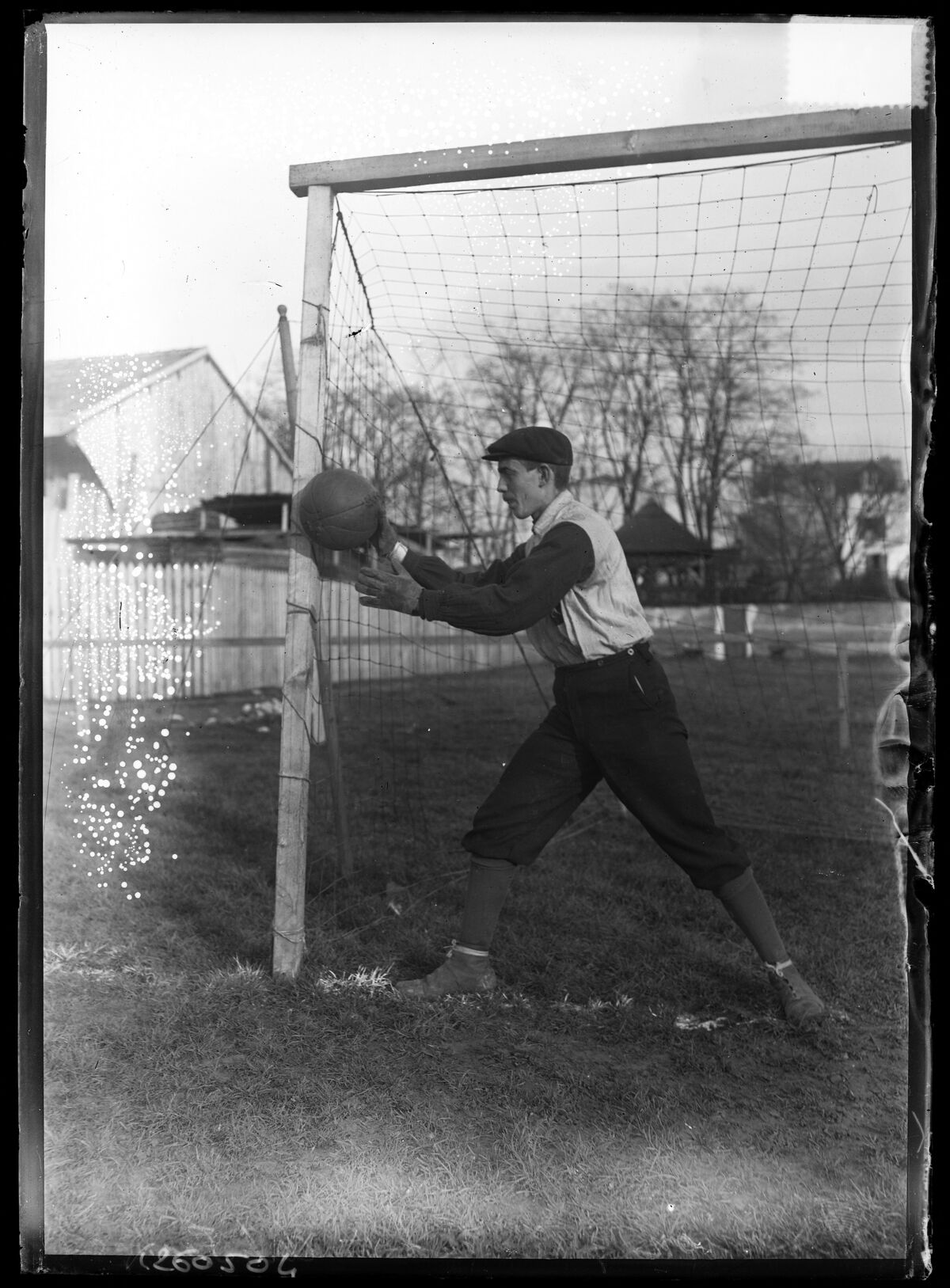 Marmion, gardien du but [du] Club Français [Coupe Manier à Joinville, le 25 décembre 1904] : [photographie de presse] / [Agence Rol]