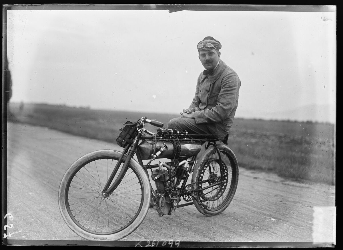 Lamberjack [sur] motocyclette Griffon [i.e. participant au meeting de Provence le 14 septembre 1905] : [photographie de presse] / [Agence Rol]
