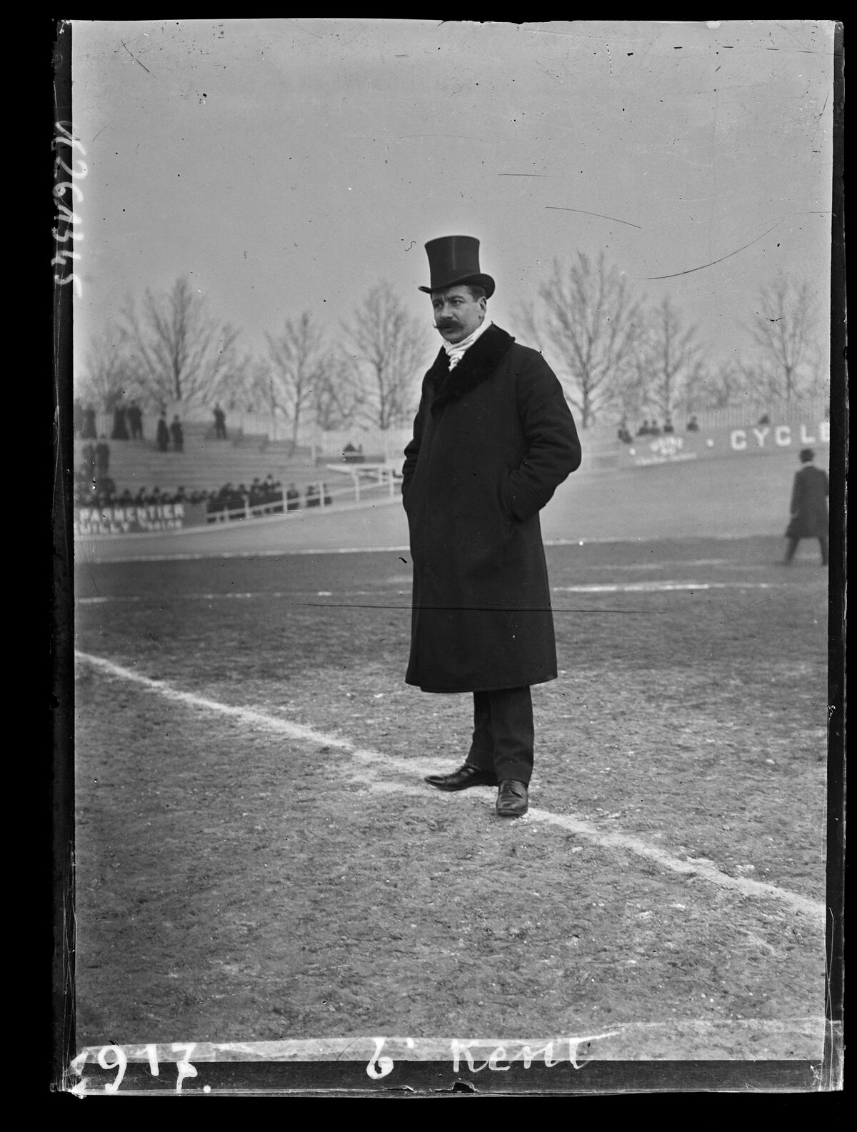 T'Kent [ou T'Kint, joueur de football du RCF, stade Buffalo, 1er ou 3 janvier 1904] : [photographie de presse] / [Agence Rol]