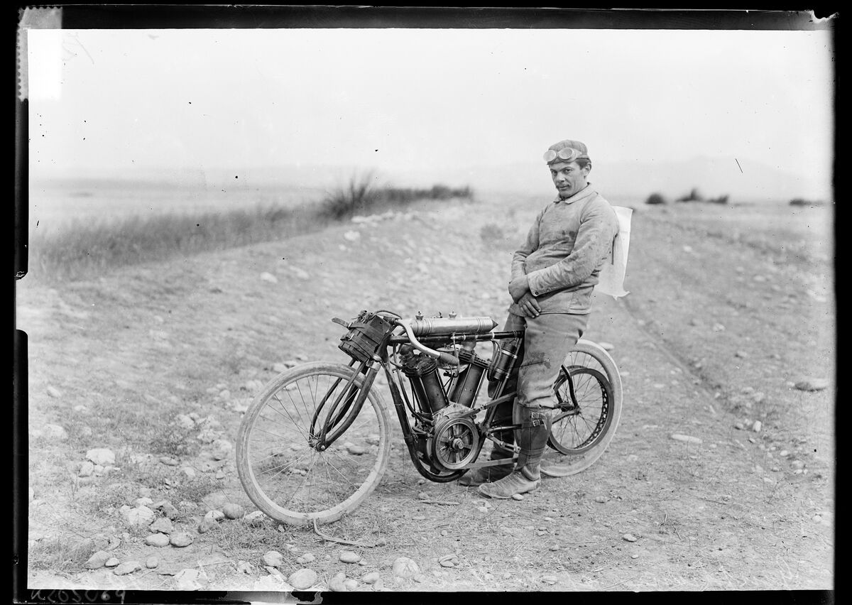 Giuppone sur Griffon, Salon [de Provence, 18 septembre] 1906 : [photographie de presse] / [Agence Rol]