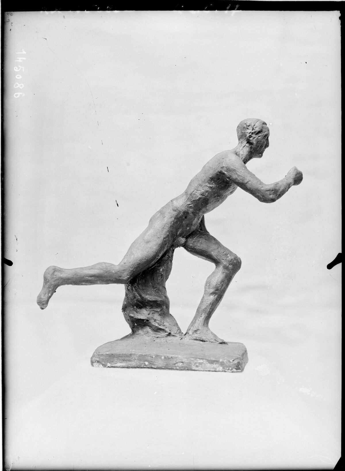 Le coureur [statue] par Elisée Cavaillon : [photographie de presse] / [Agence Rol]
