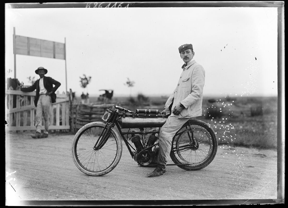 Ruamps sur [motocyclette] Griffon [participant au meeting de Provence le 14 septembre 1905] : [photographie de presse] / [Agence Rol]