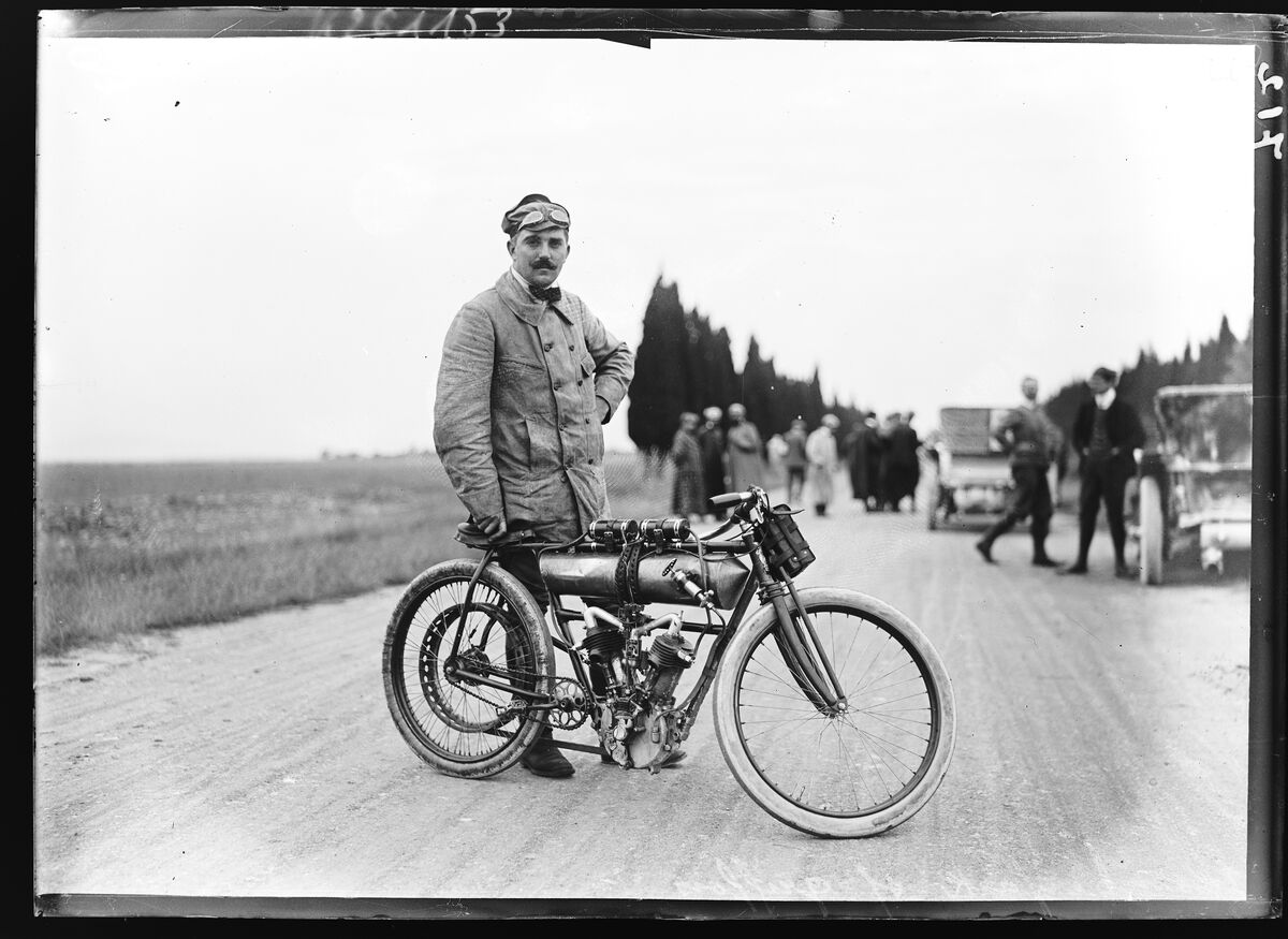 Lamberjack [sur motocyclette] Griffon [participant au meeting de Provence le 14 septembre 1905] : [photographie de presse] / [Agence Rol]