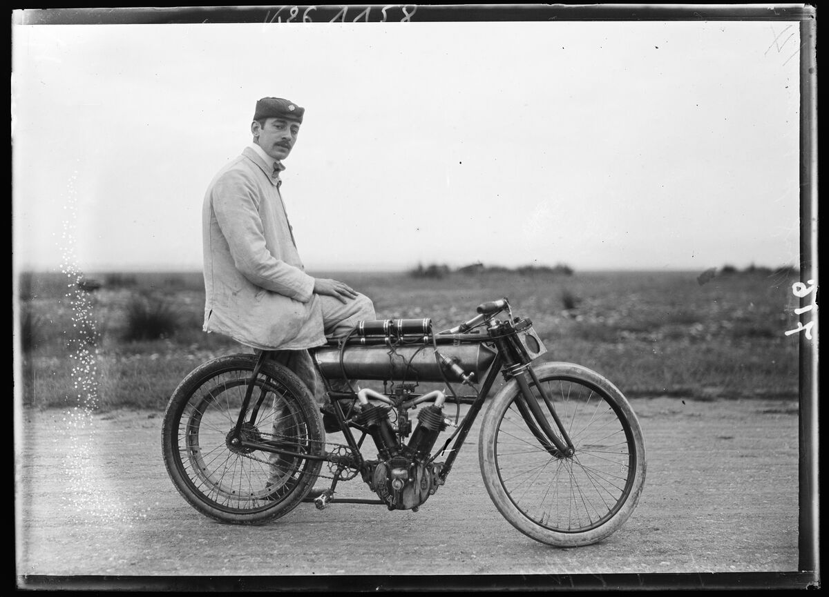 Ruamps sur [motocyclette] Griffon [participant au meeting de Provence le 14 septembre 1905] : [photographie de presse] / [Agence Rol]