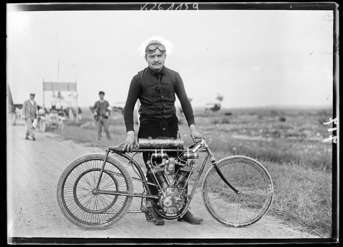 Robert sur [motocyclette] Buchet [participant au meeting de Provence le 14 septembre 1905] : [photographie de presse] / [Agence Rol]