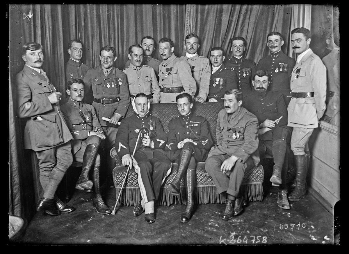 Réception à l'Aéroclub [le 14 juin 1917, debout, de g. à d.] Jailler, [Walter Lovell], Lufbery, [Archibald Johnston, Willis Haviland, Georges Thenault, Harold Willis], Languedoc, [Tourtay, Hector Varcin], Thaw [et, assis, Albert Deullin], Heurteaux, Guynemer, Tarascon, [André Wateau] : [photographie de presse] / [Agence Rol]