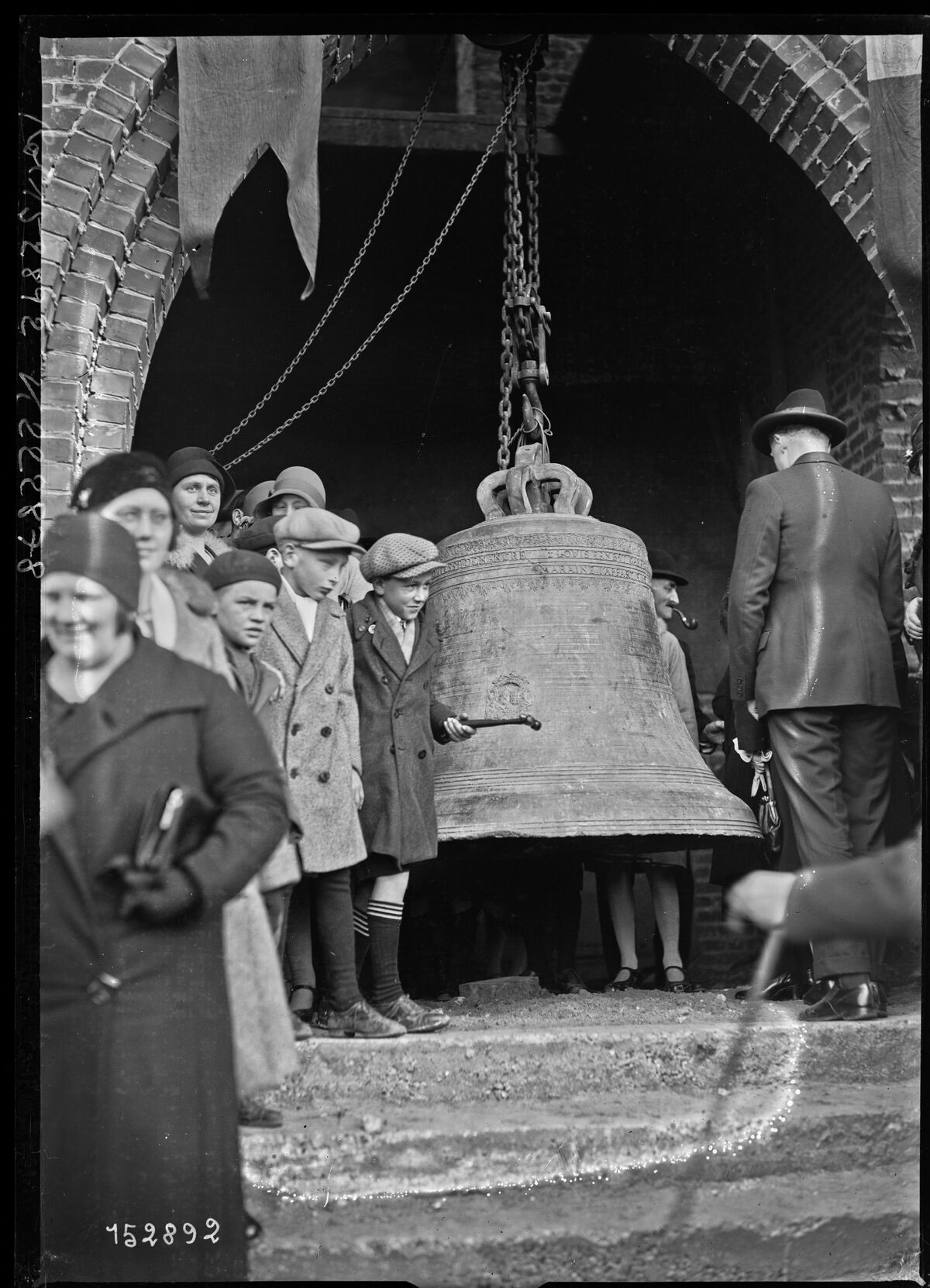 Carency, 22-3-31, les habitants de Carency autour de la cloche : [photographie de presse] / [Agence Rol]