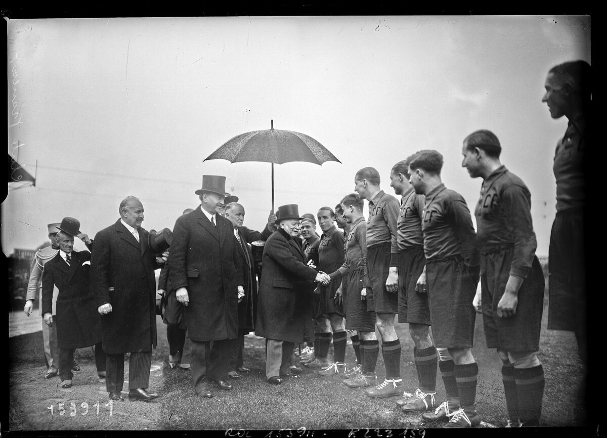 3/5/31, Colombes, finale de la Coupe de France, Doumergue [serre la main aux joueurs du] Club Français : [photographie de presse] / [Agence Rol]