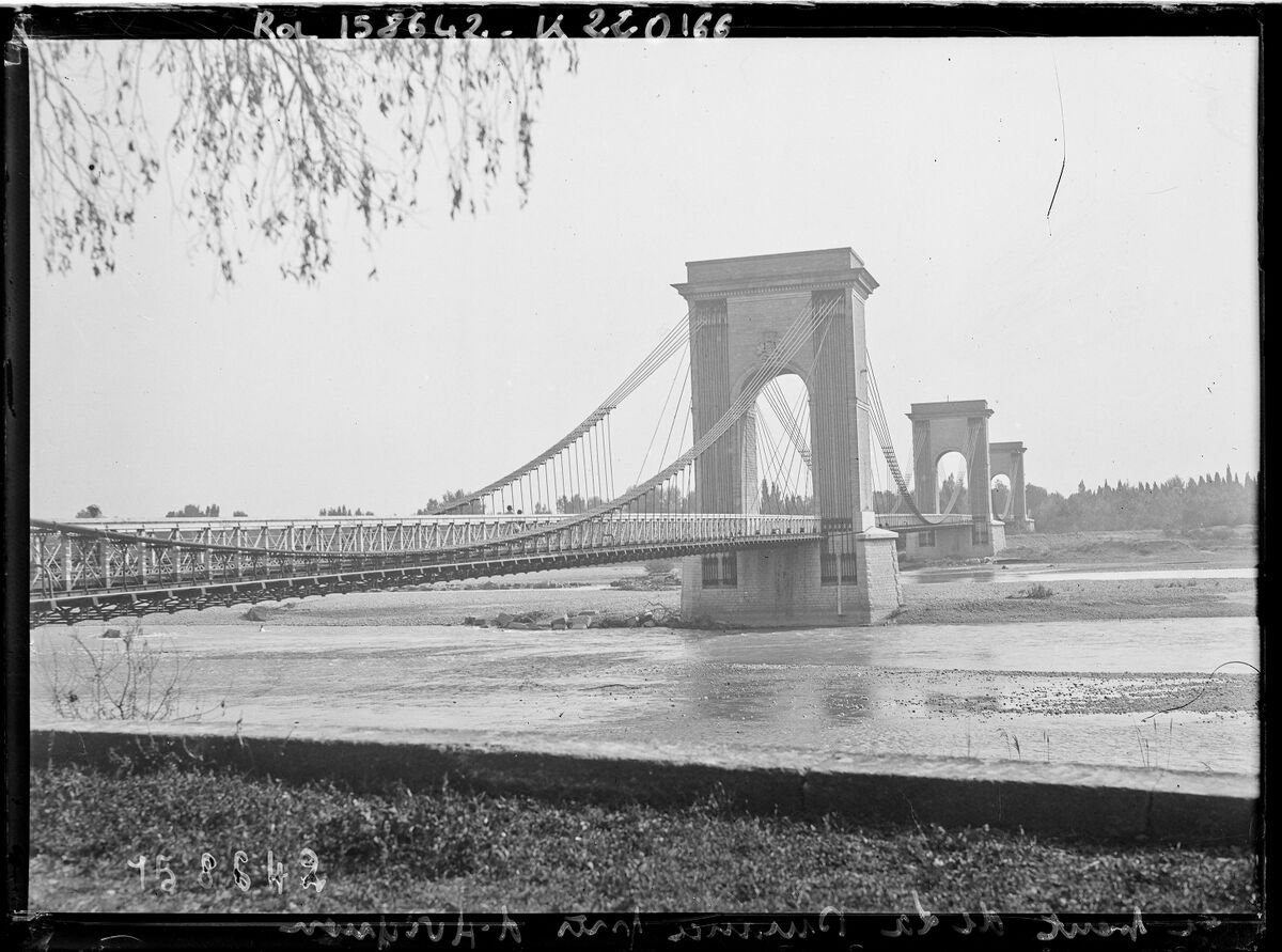 Le pont de la Durance près d'Avignon [pont de Bonpas] : [photographie de presse] / [Agence Rol]