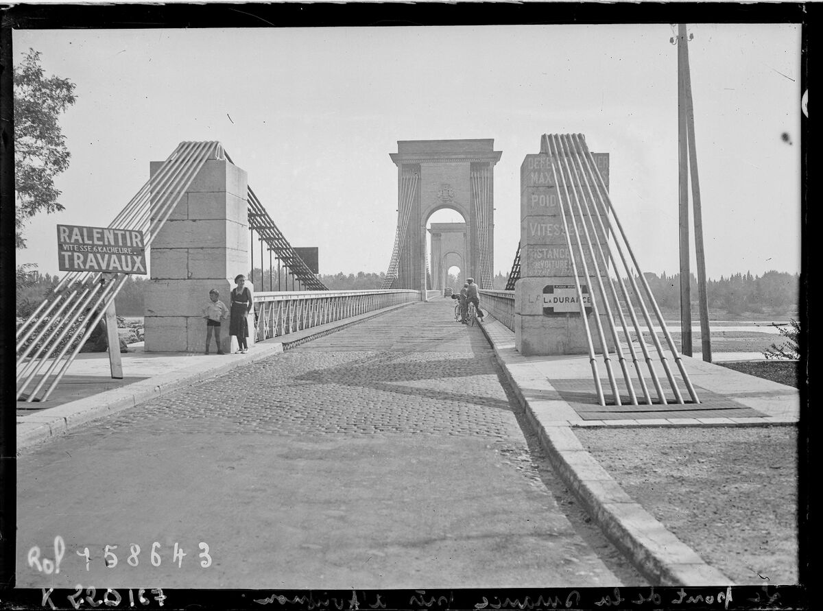 Le pont de la Durance près d'Avignon [pont de Bonpas] : [photographie de presse] / [Agence Rol]