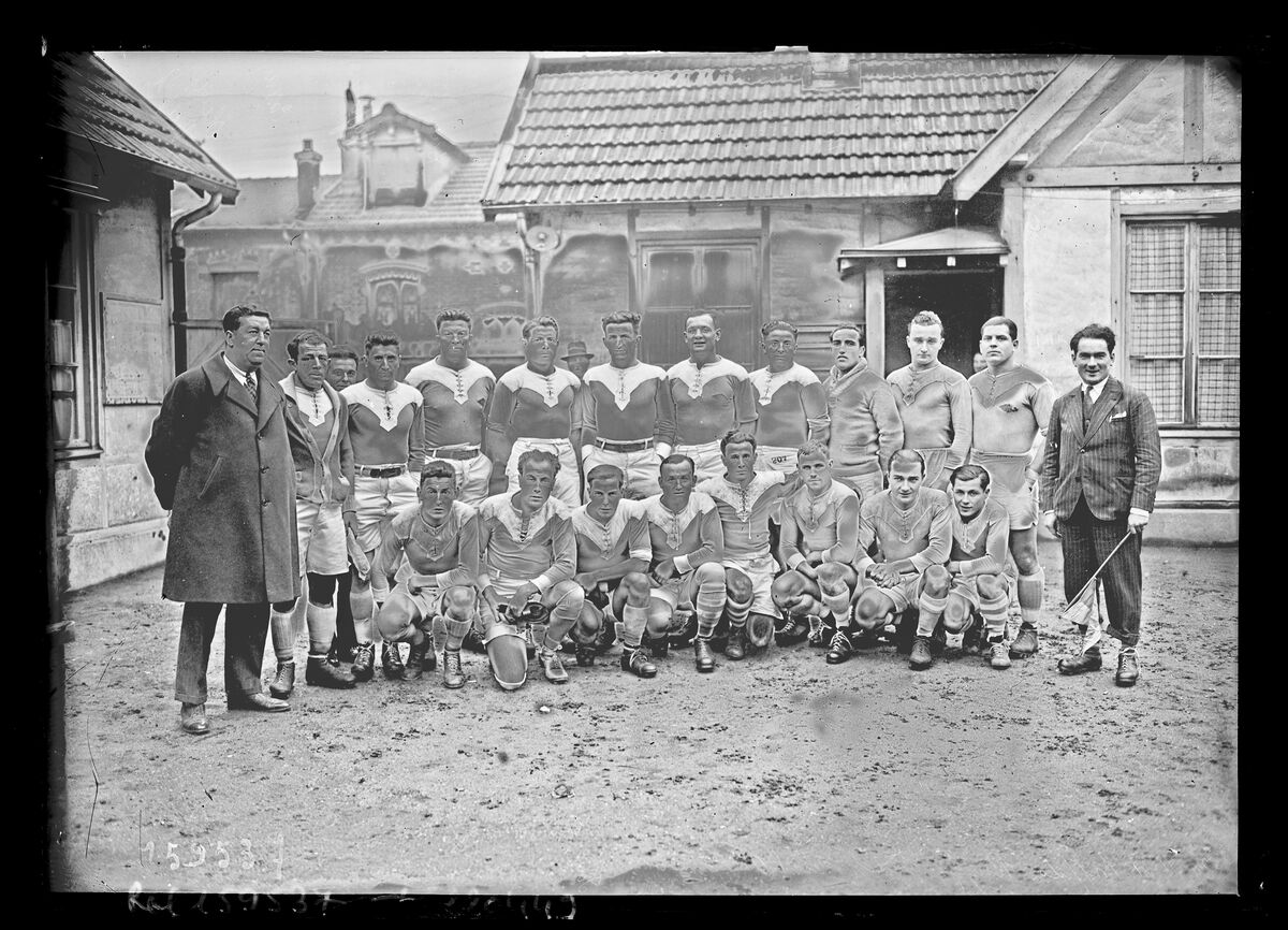 29/11/31, Buffalo [stade], rugby, équipe du S.O. Avignonnais, [devant de g. à d.] Bouinau, Marguerier, Fourier, Magny, Mirot, Grégoire, M. Perrin, Lambert, [derrière de g. à d.] Olivier, Cassan, Fajaidot, Durandeau, Genies, [les autres noms sont effacés] : [photographie de presse] / [Agence Rol]