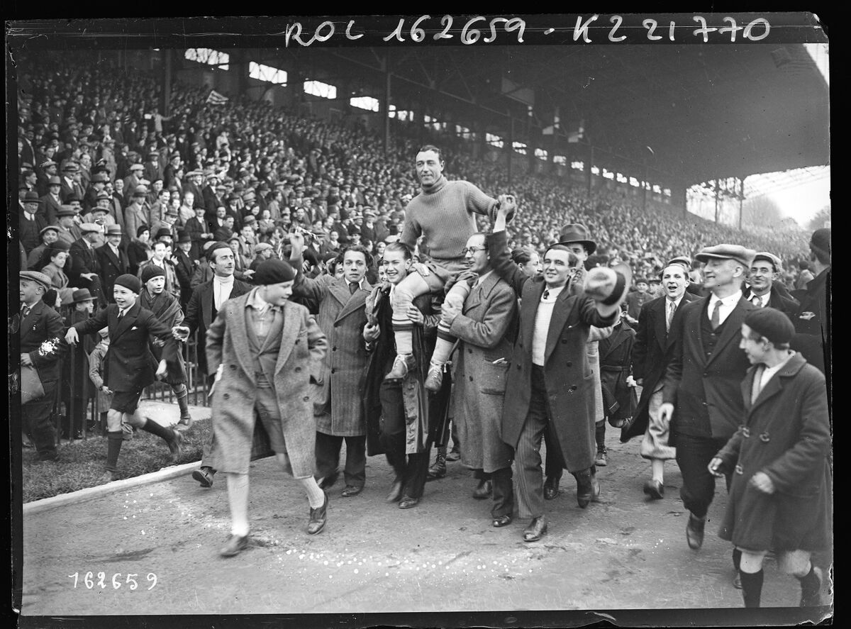 24/4/32, [stade de] Colombes, Coupe de France [universitaire de football], Roux, gardien de but de Cannes [porté en triomphe] : [photographie de presse] / [Agence Rol]