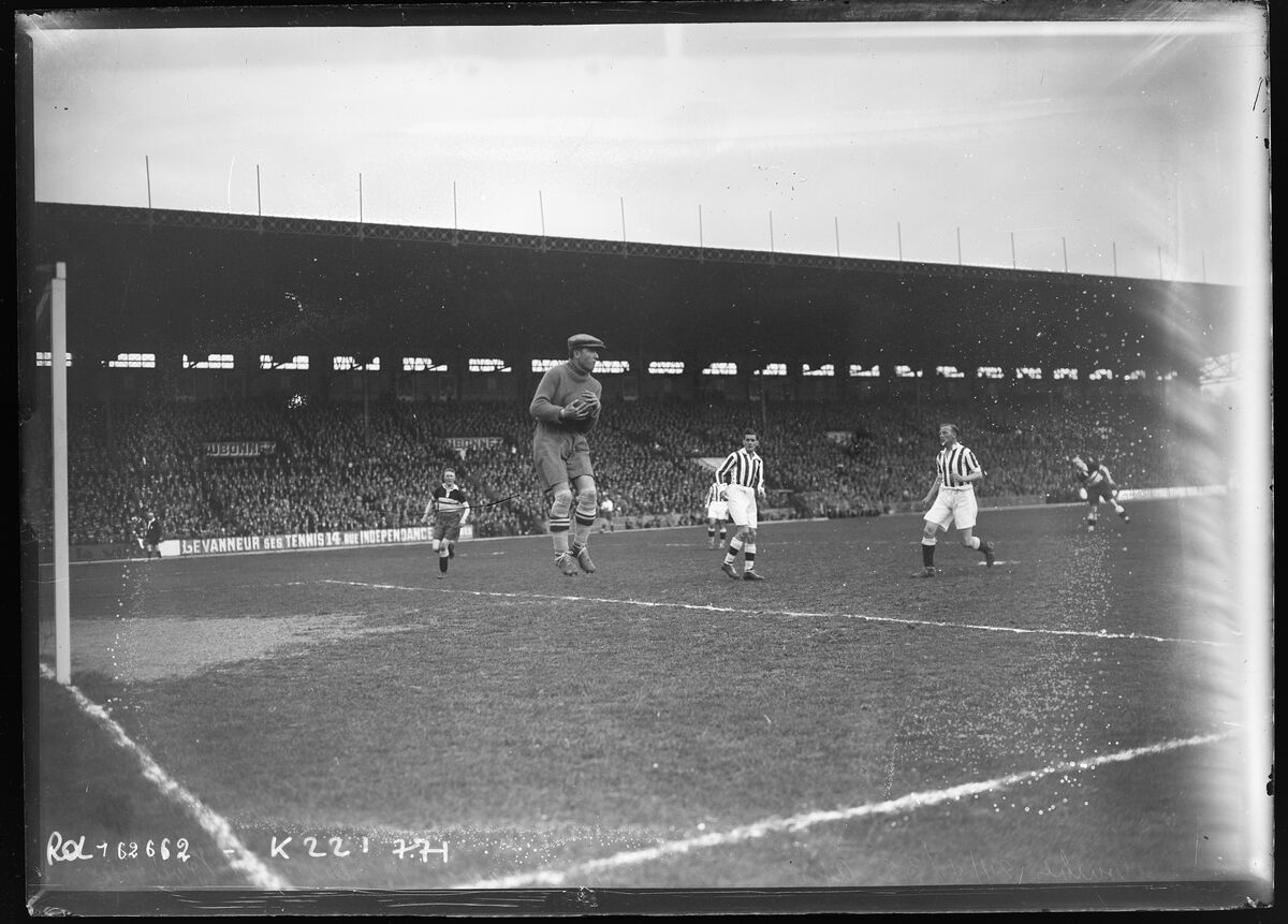 [Stade de] Colombes, 24/4/32, [football] association, finale [de la] Coupe de France [universitaire], A.S. Cannes contre Roubaix [Roux, gardien de but] : [photographie de presse] / [Agence Rol]