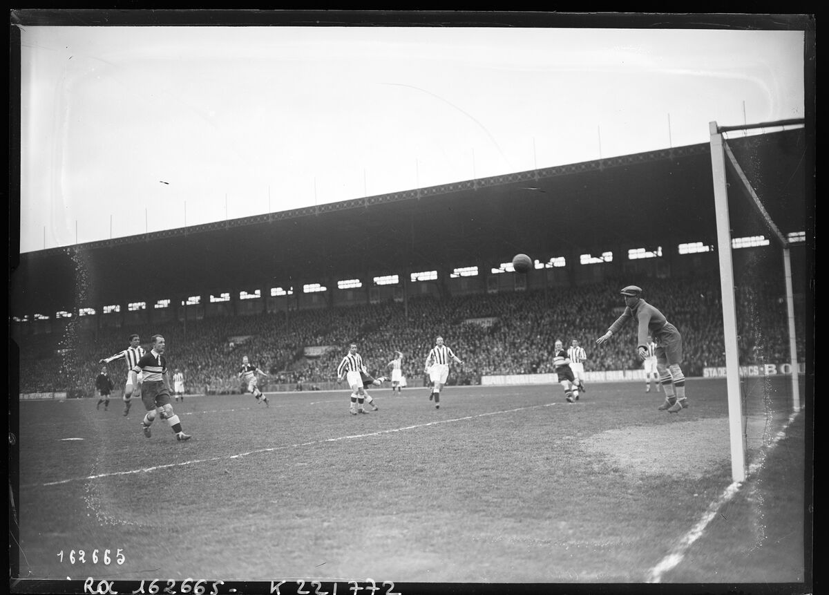 [Stade de] Colombes, 24/4/32, [football] association, finale [de la] Coupe de France [universitaire], A.S. Cannes contre Roubaix [Roux, gardien de but] : [photographie de presse] / [Agence Rol]