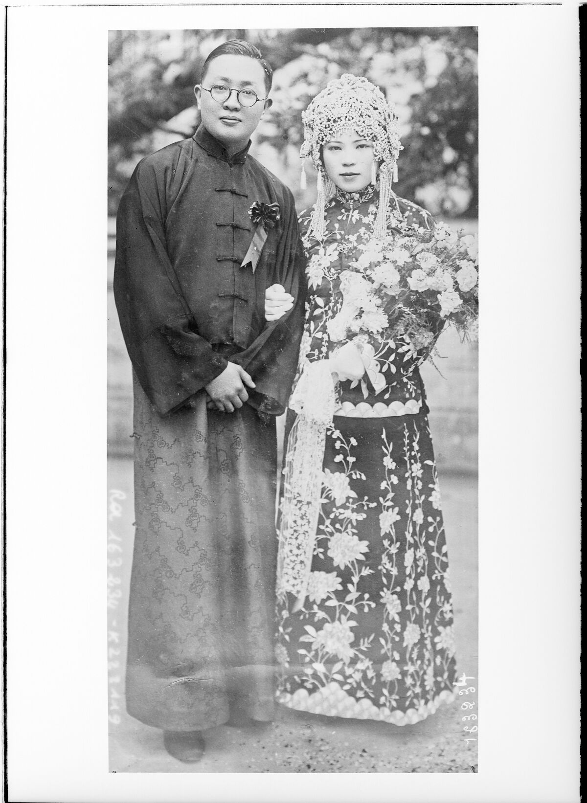 Miss Wu Lai Wing et son mari le Dr Ma Wai Man (CN) : [photographie de presse] / [Agence Rol] ; [d'après la photographie originale de l'agence photographique] CN