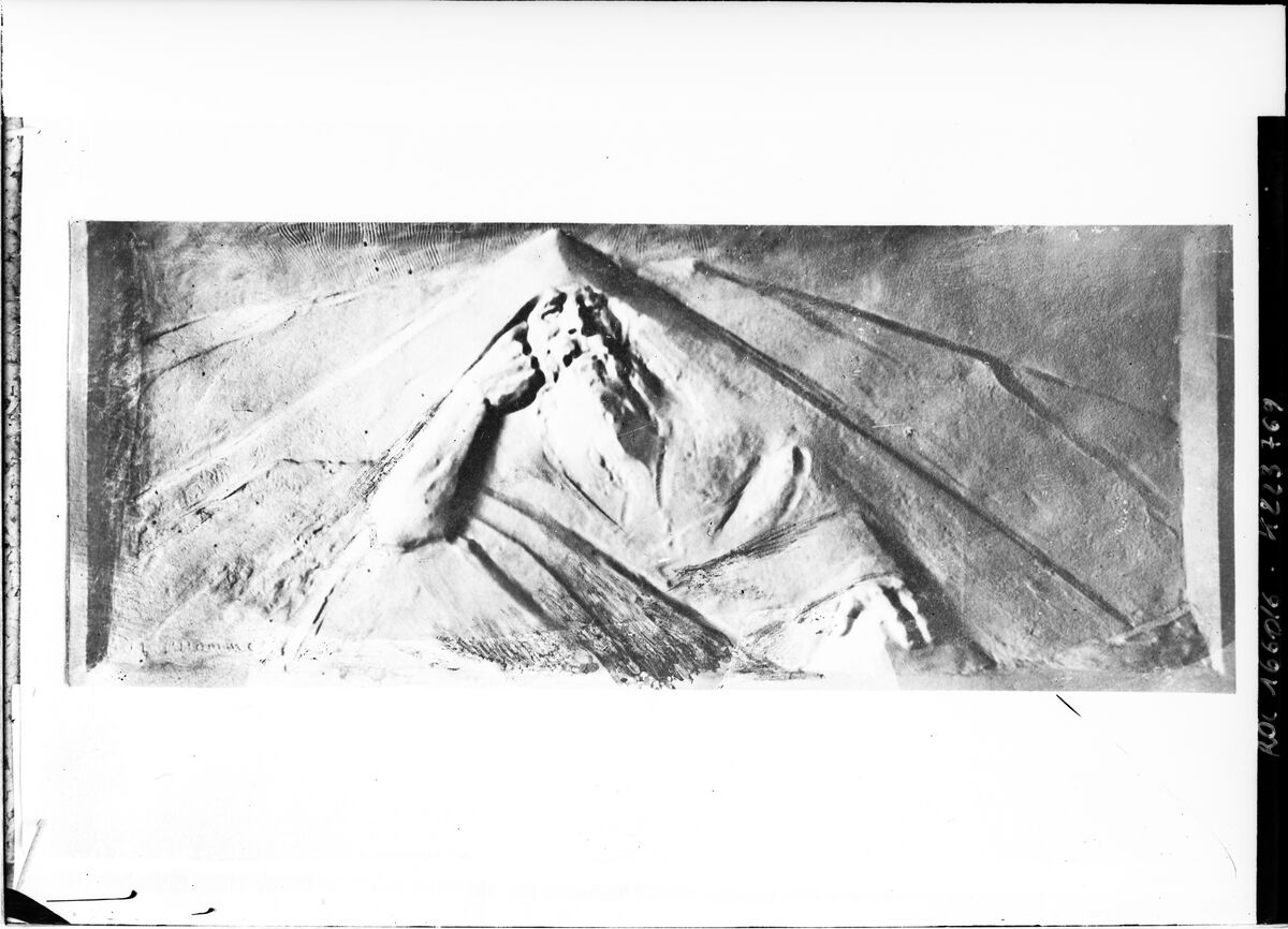 Pont de Cavaillon [bas relief de J.-L. L'Homme, "le Ventoux pensif" décorant les pylones du pont] : [photographie de presse] / [Agence Rol] ; [d'après une photographie originale de provenance inconnue]