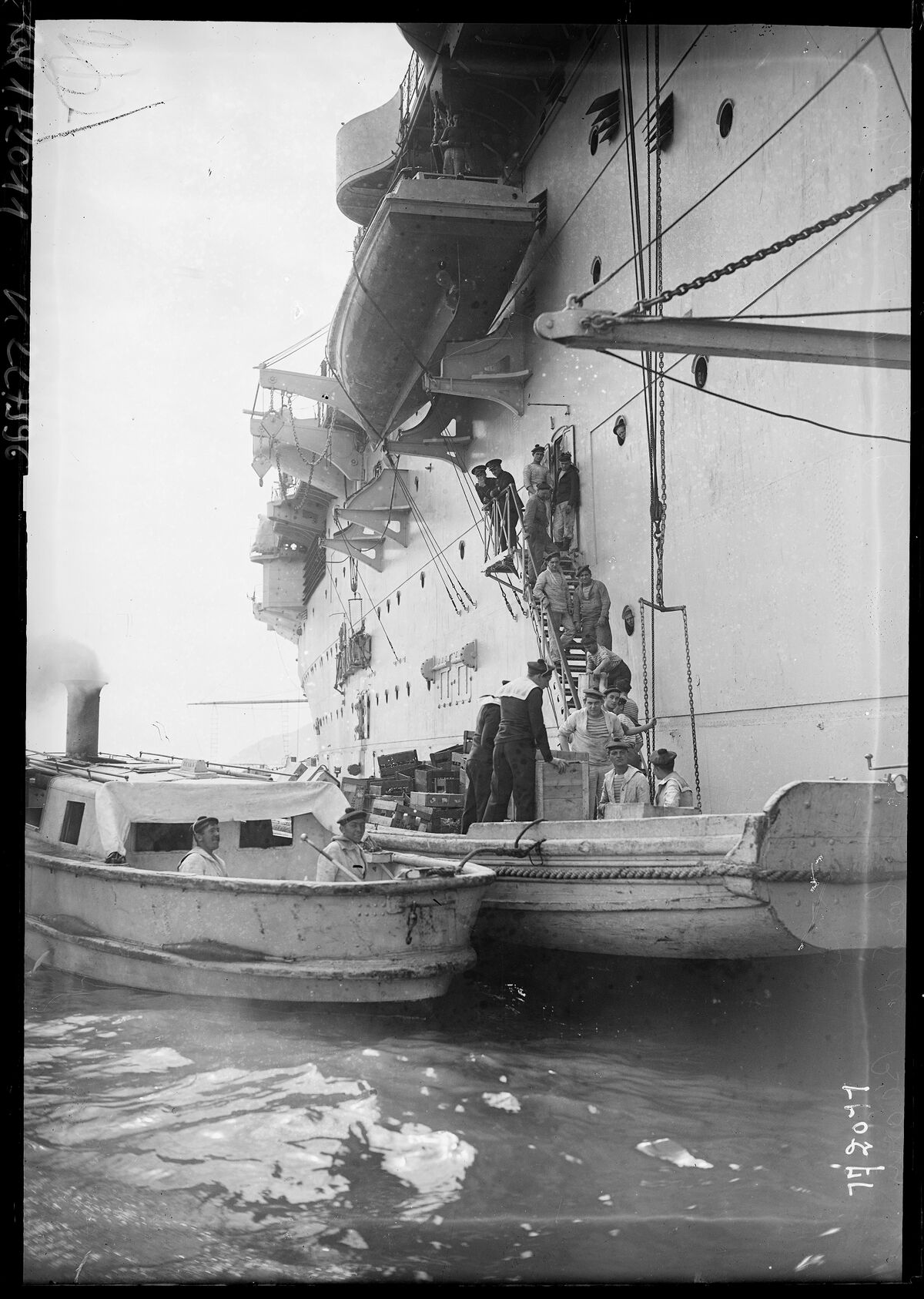 Toulon, 2/5/33, ravitaillement à bord du Béarn : [photographie de presse] / [Agence Rol]