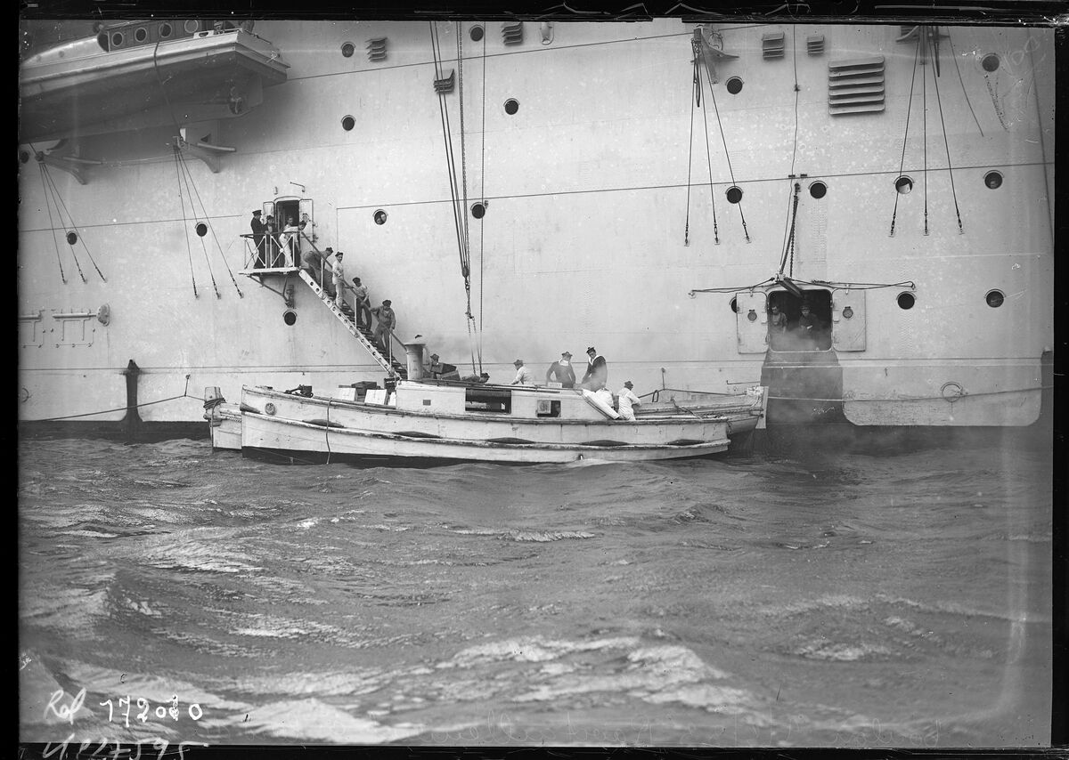 Toulon, 2/5/33, ravitaillement à bord du Béarn : [photographie de presse] / [Agence Rol]