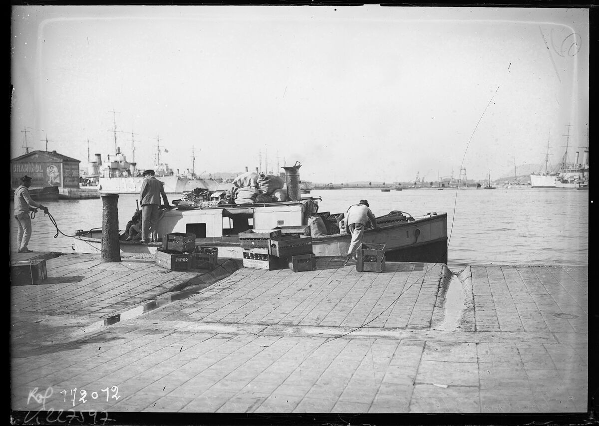 Toulon, 2/5/33, embarquement des vivres [sur des bateaux] : [photographie de presse] / [Agence Rol]