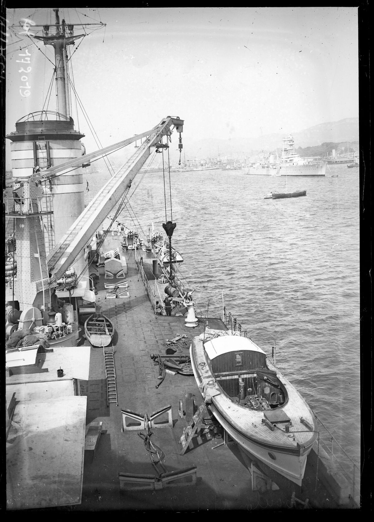 Toulon, 2/5/33 [dans la rade à bord d'un navire] : [photographie de presse] / [Agence Rol]