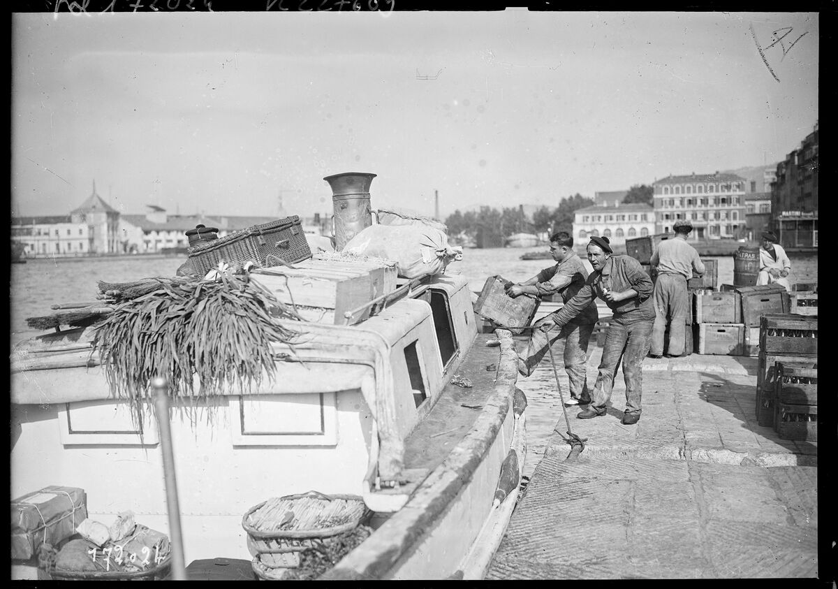 Toulon, 2/5/33, embarquement des vivres [sur des bateaux] : [photographie de presse] / [Agence Rol]