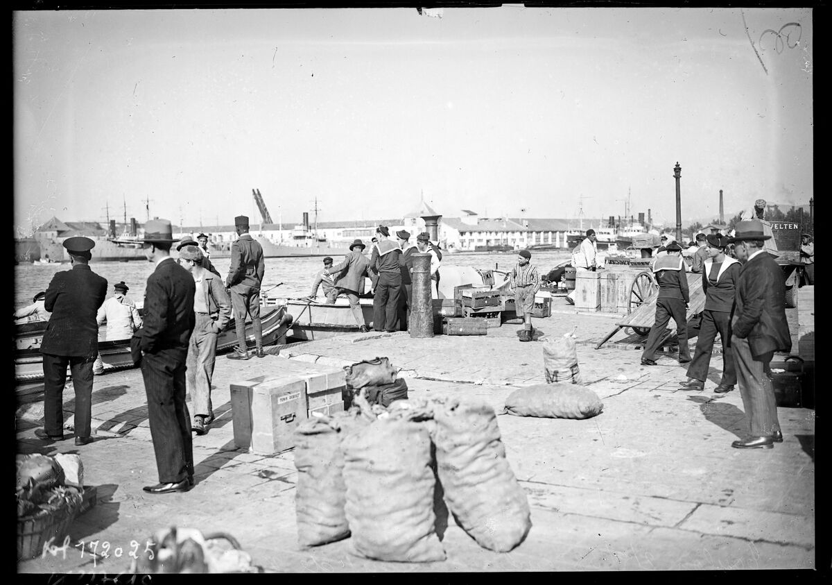 Toulon, 2/5/33, embarquement des vivres [sur des bateaux] : [photographie de presse] / [Agence Rol]