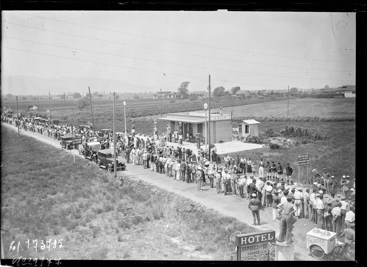 10/7/33, passage [du Tour de France cycliste] à Fréjus [foule applaudissant les coureurs] : [photographie de presse] / [Agence Rol]