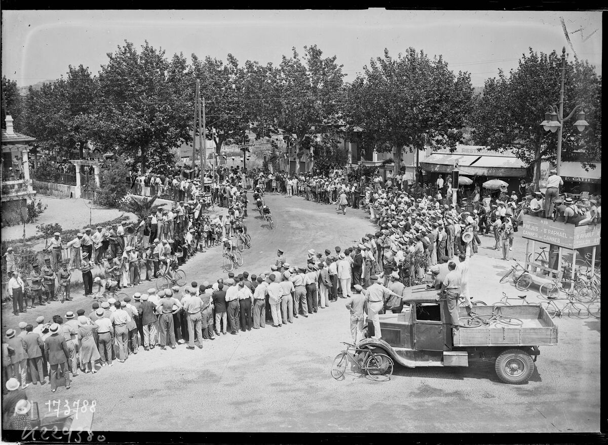 10/7/33, Tour de France, à Fréjus, en tête Level : [photographie de presse] / [Agence Rol]