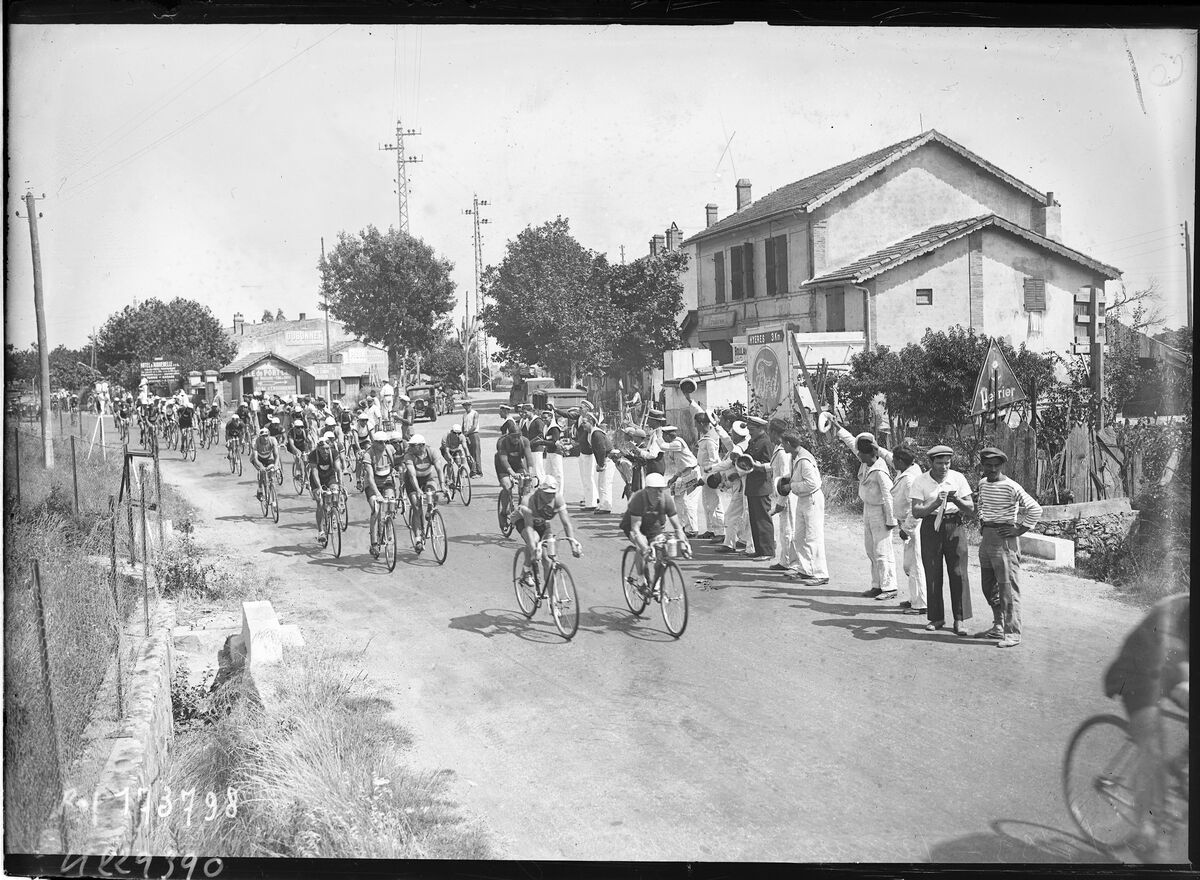 10/7/33, [Tour de France], passage à Salins d'Hyères : [photographie de presse] / [Agence Rol]