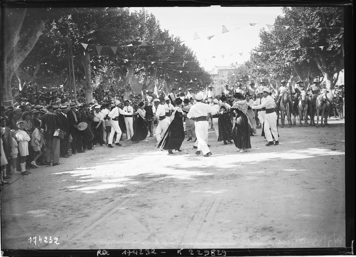 30/7/33, Orange, fêtes de Guillaume le Taciturne [danseurs provençaux sur une place] : [photographie de presse] / [Agence Rol]