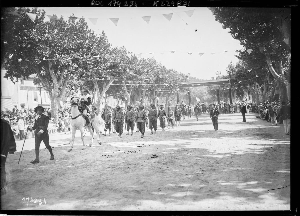30/7/33, Orange, fêtes de Guillaume le Taciturne [reconstitution fictive de son entrée dans la ville] : [photographie de presse] / [Agence Rol]