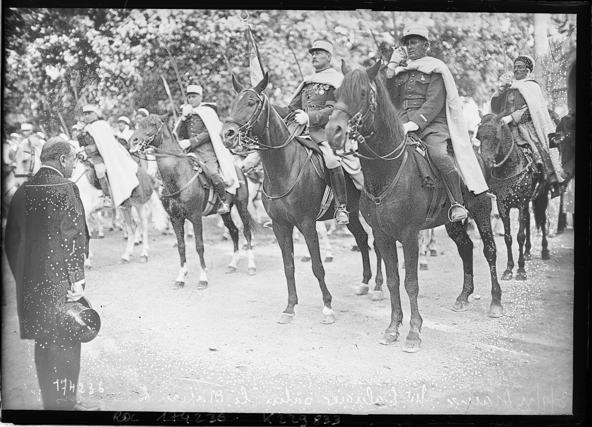 30/7/33, Orange, M. Daladier salue le drapeau des spahis : [photographie de presse] / [Agence Rol]