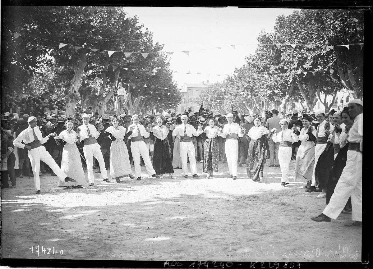 30/7/33, Orange, fêtes de Guillaume le Taciturne [danseurs provençaux sur une place] : [photographie de presse] / [Agence Rol]