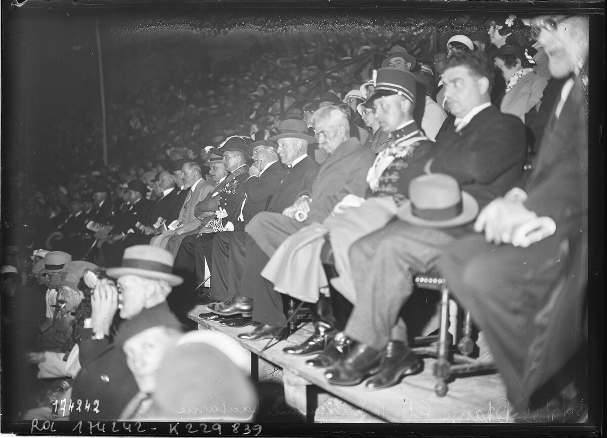 30/7/33, Orange, fêtes de Guillaume le Taciturne [au théâtre antique, M. Daladier assistant au spectacle en compagnie du préfet Monis] : [photographie de presse] / [Agence Rol]