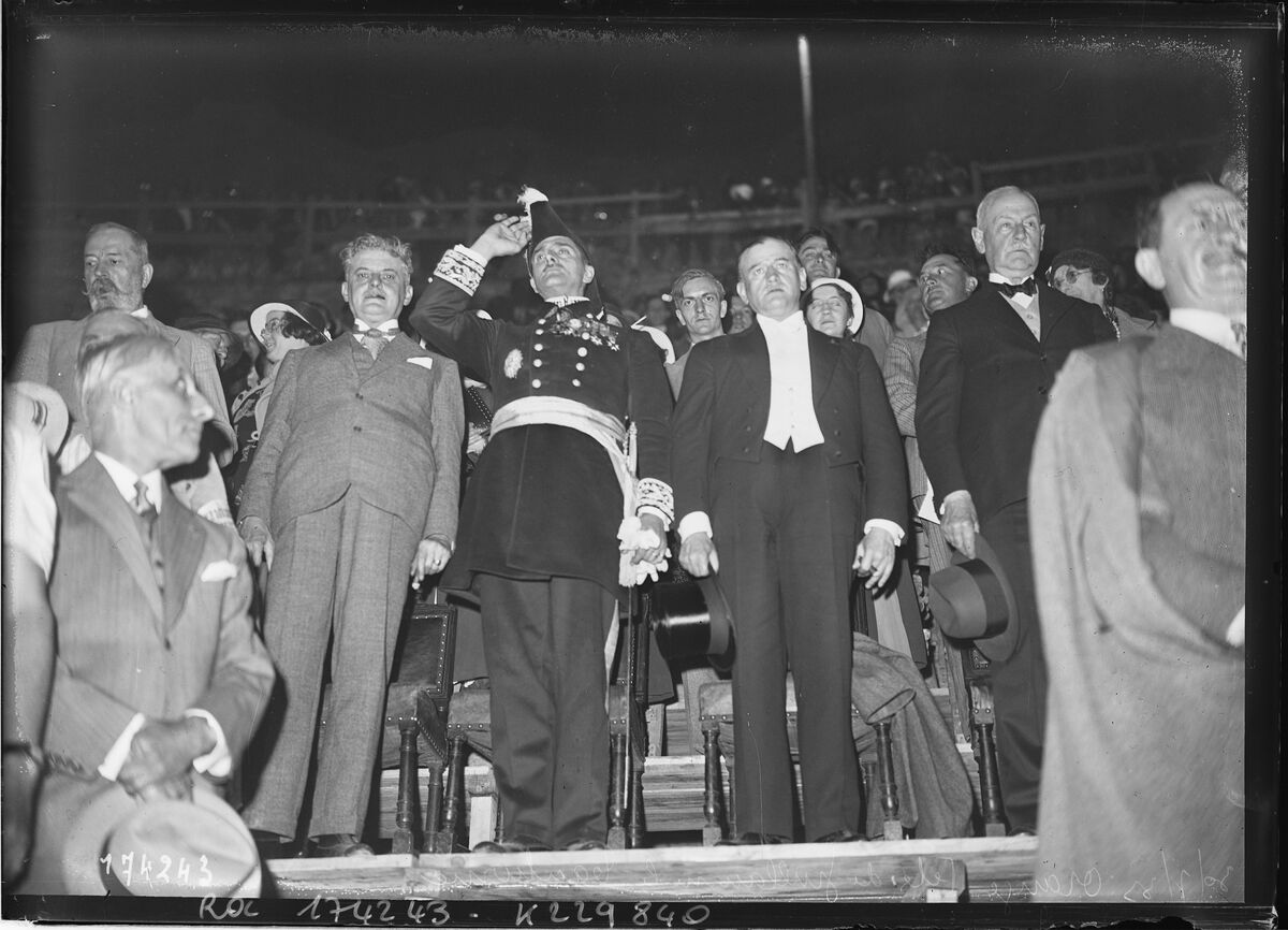 30/7/33, Orange, fêtes de Guillaume le Taciturne [au théâtre antique, M. Daladier et le préfet Monis assistant au spectacle] : [photographie de presse] / [Agence Rol]