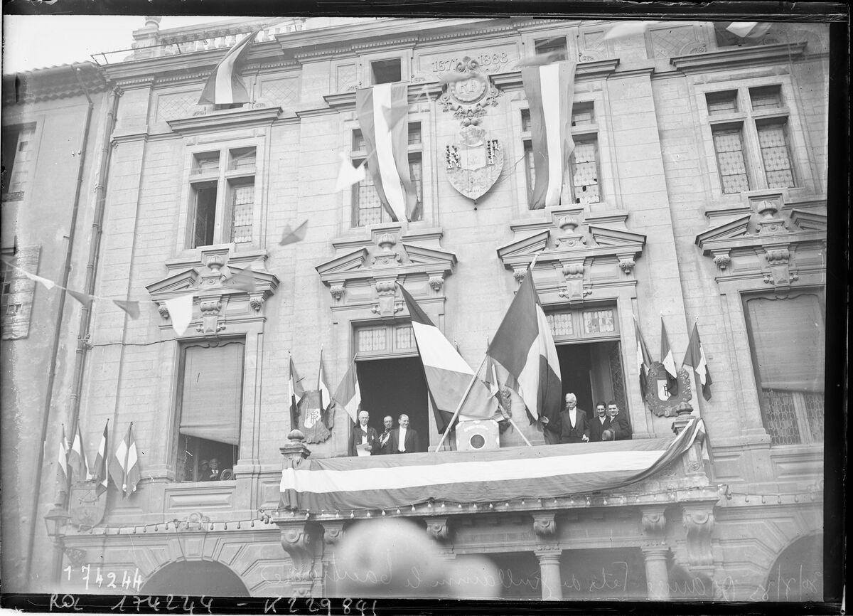 30/7/33, Orange, fêtes de Guillaume le Taciturne [M. Daladier au balcon de l'Hôtel de ville] : [photographie de presse] / [Agence Rol]