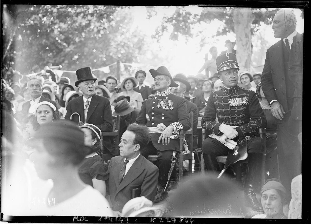 [De g. à d. le maire Gout,] C[om]te de Monceau, Monis préfet, Baron de Grovestins [assistant aux fêtes d'Orange le 30 juillet 1933] : [photographie de presse] / [Agence Rol]