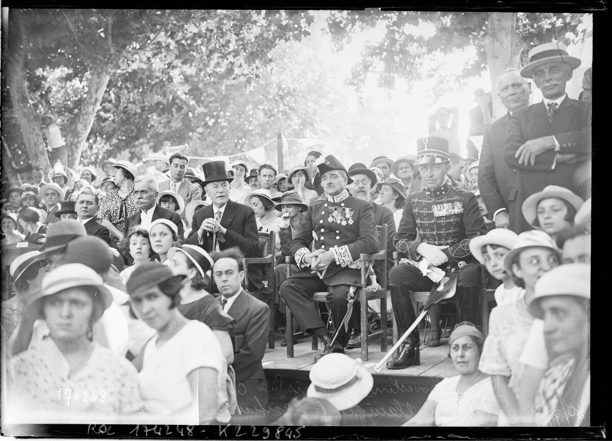 30/7/33, fêtes de Guillaume le Taciturne à Orange, [de g. à d. le maire Gout,] Comte de Monceau, Monis préfet, Baron de Grovestins : [photographie de presse] / [Agence Rol]