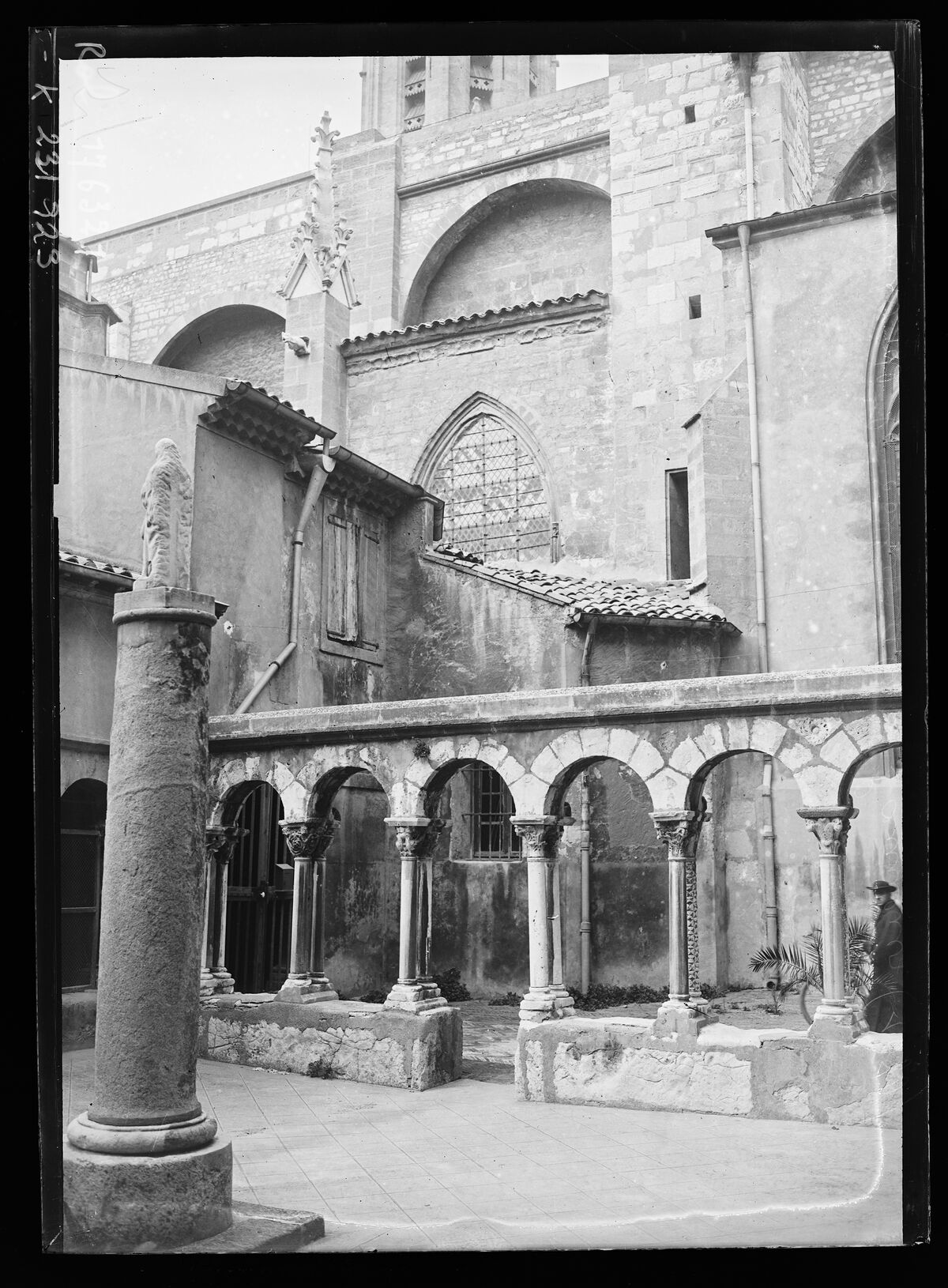 Aix[-en-Provence], cloître de la cathédrale Saint-Sauveur (1080) : [photographie de presse] / [Agence Rol]